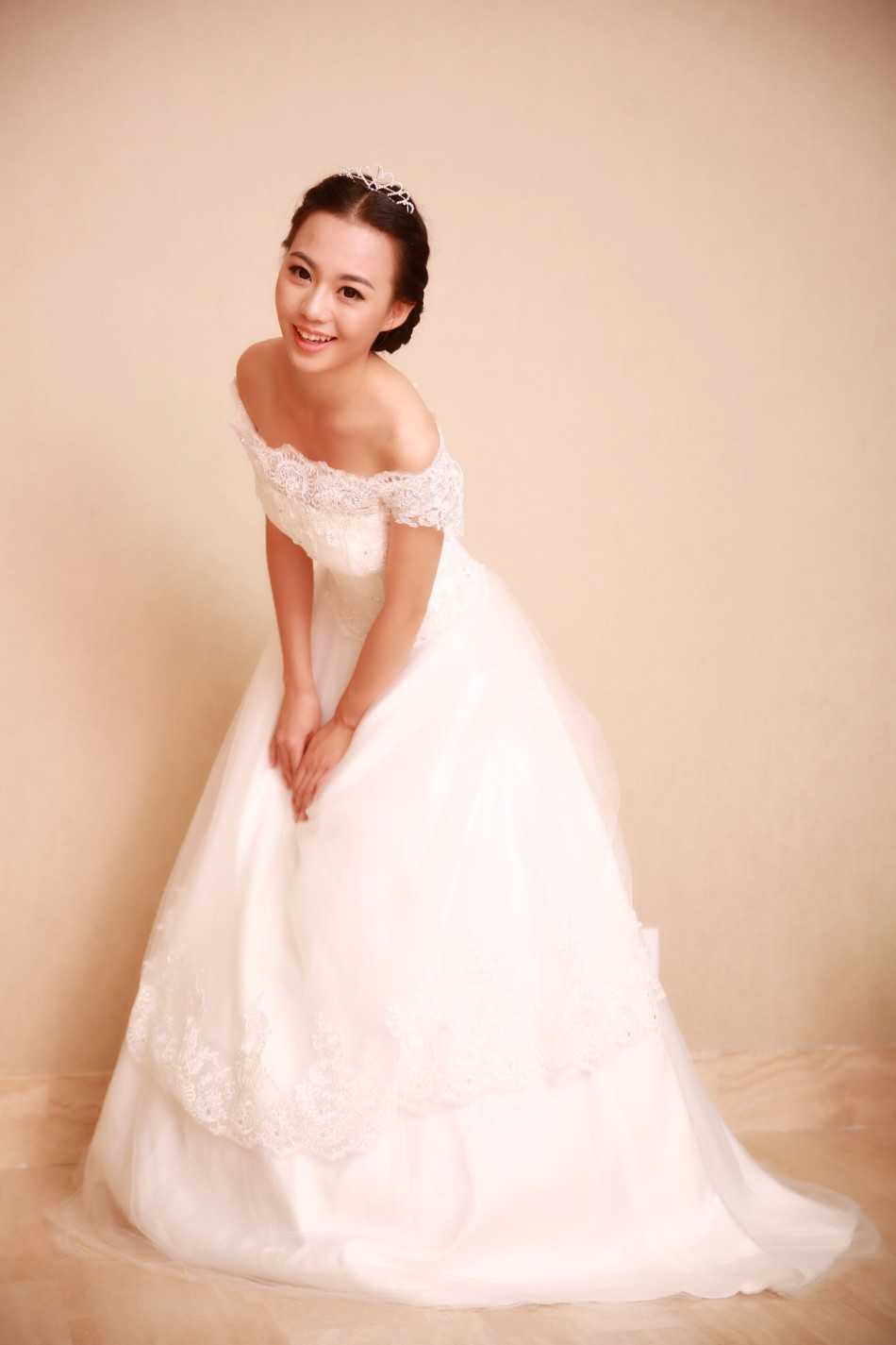 王思思手持金蝶奖奖杯，笑容灿烂如花，身后是漫天飘落的金色彩带，定格了荣耀加冕的瞬间