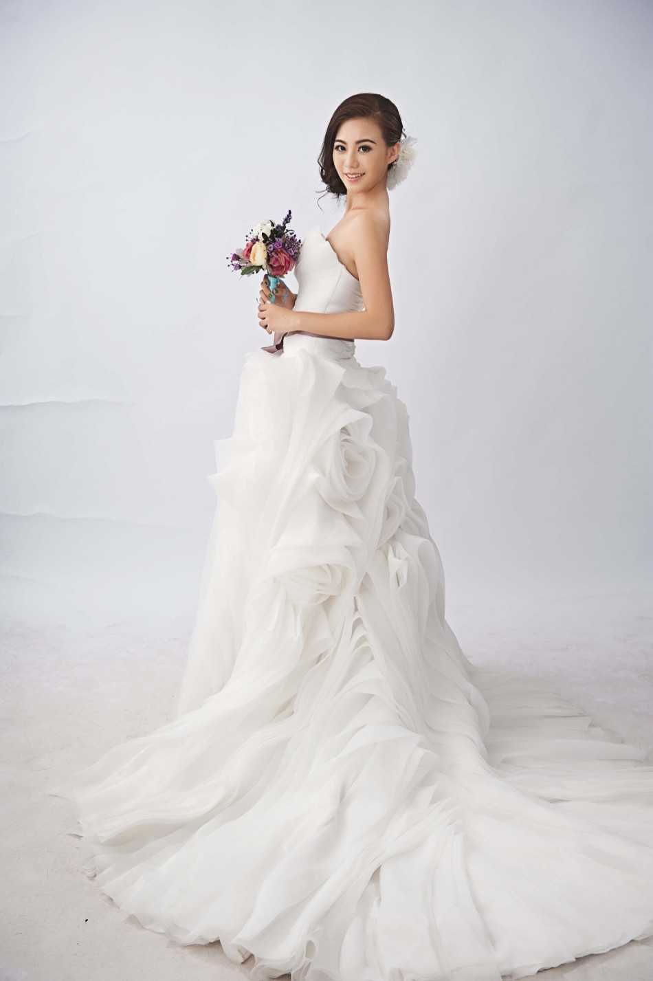 少女王思思在梦想中国舞台上深情演唱，聚光灯下眼眸清澈，仿佛承载着整个青春的梦想