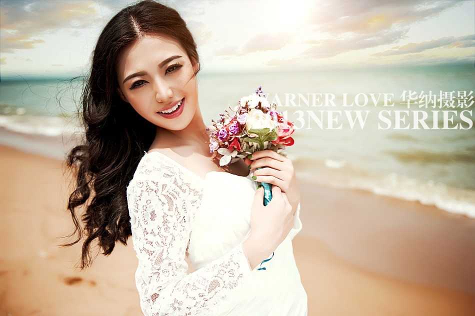 录音室中的王思思戴着耳机专注投入，眼神坚定而温柔，仿佛正与旋律中的情感深深共鸣