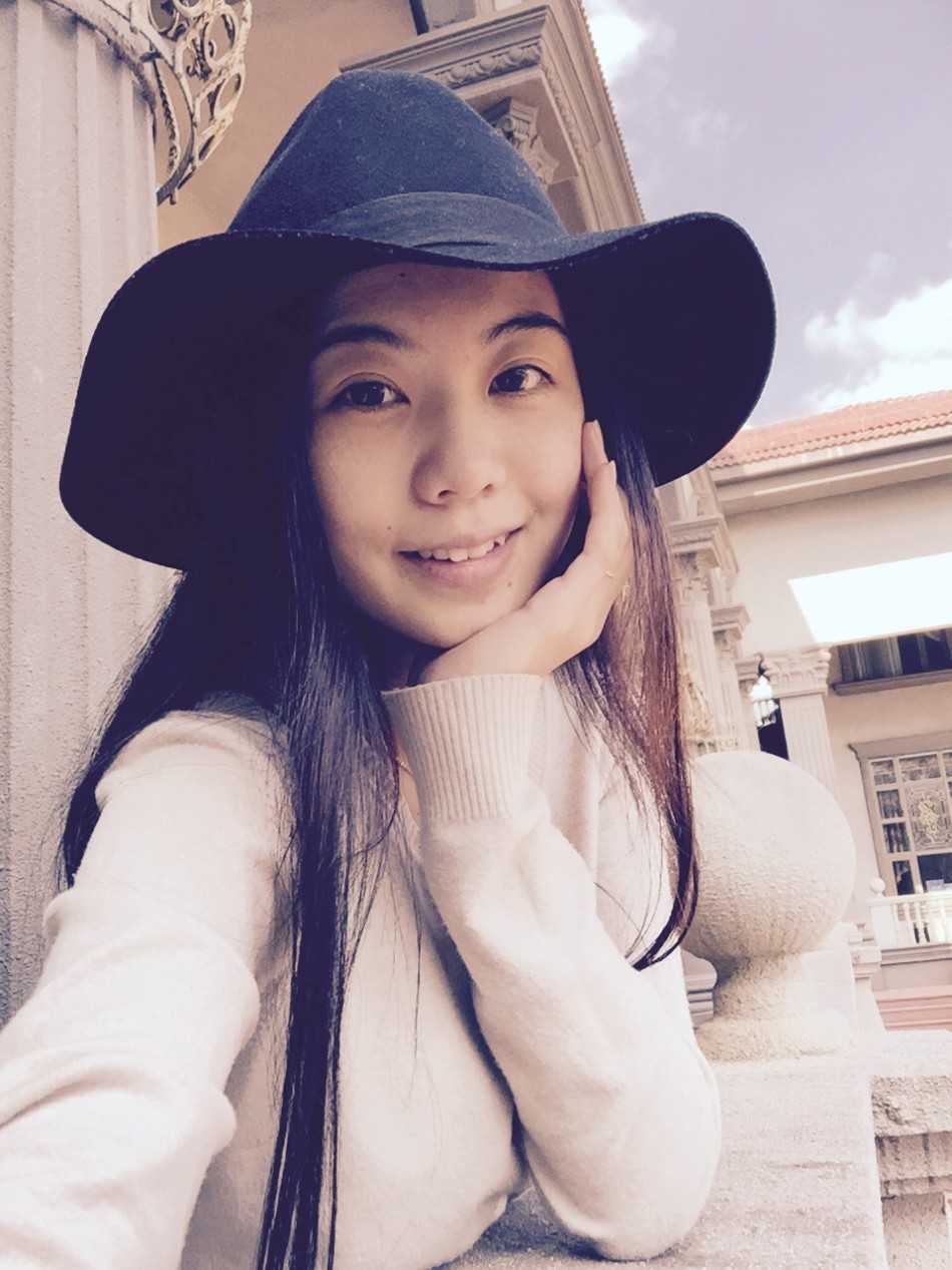 王思思在后台侧影宁静，望向远方，柔和的灯光勾勒出她的轮廓，仿佛在沉思下一段音乐旅程的方向