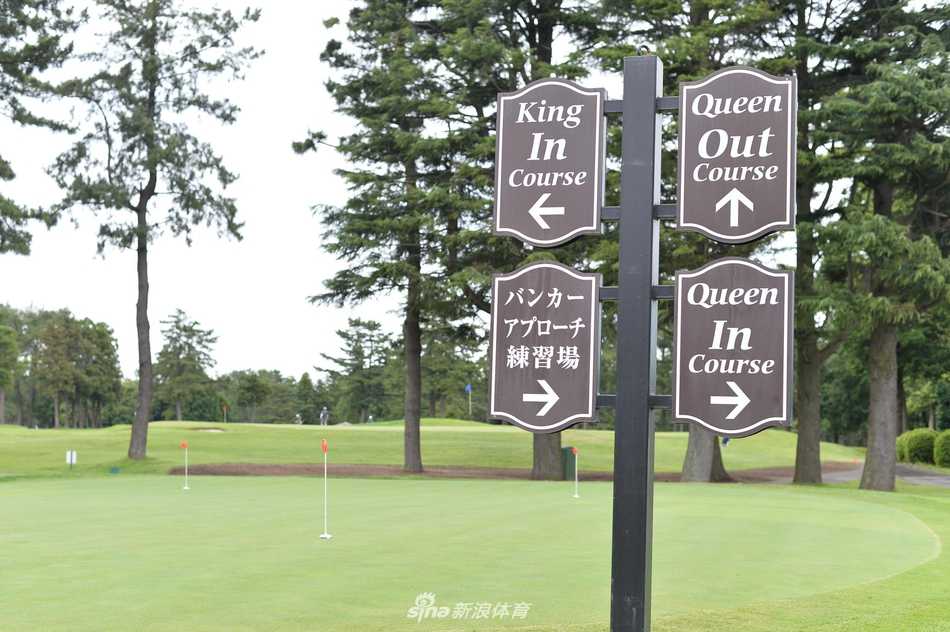 王者加冕之地:探秘日本传奇球场习志野乡村俱乐部 国王球场的经典球道,两侧松林耸立形成天然长廊,球道起伏延伸向远方的果岭,挑战与机遇并存。