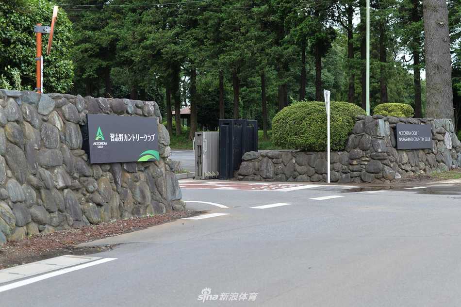 王者加冕之地:探秘日本传奇球场习志野乡村俱乐部 晨曦中的习志野乡村俱乐部会所,静谧地矗立在葱郁的林间,预示着一天精彩高尔夫旅程的开始。