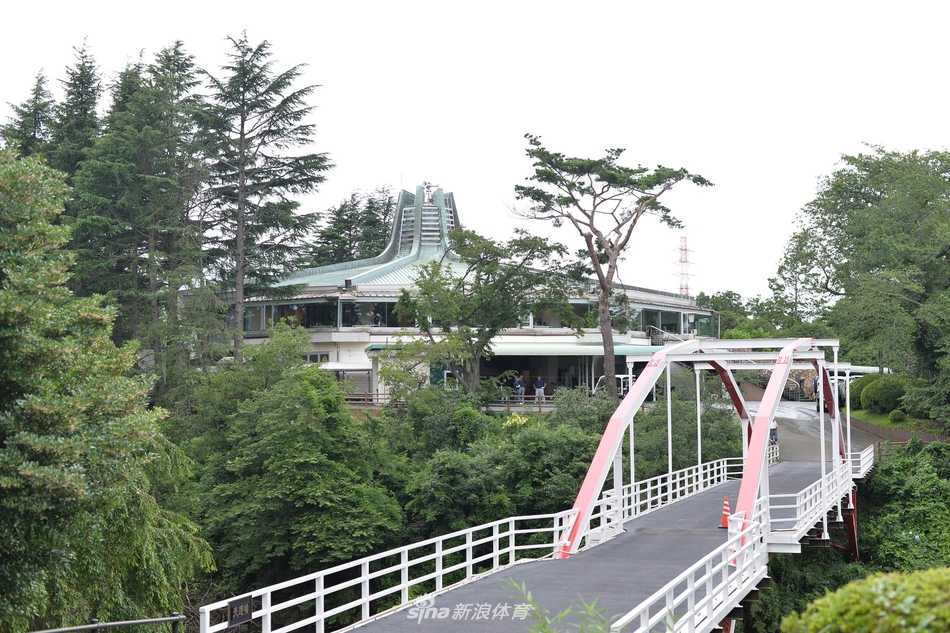 王者加冕之地:探秘日本传奇球场习志野乡村俱乐部 王后球场清澈如镜的水障碍倒映着蓝天白云,宁静的湖面与极具风险的战略布局形成鲜明对比。