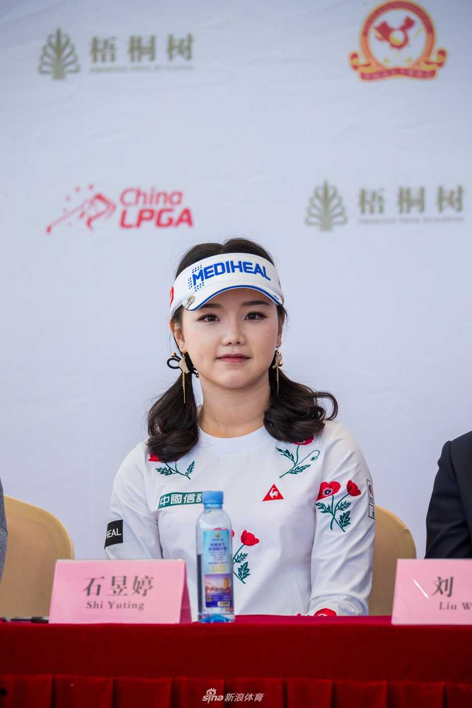 球员代表石昱婷在发布会上专注聆听，神情认真，展现职业球员的专业风范。