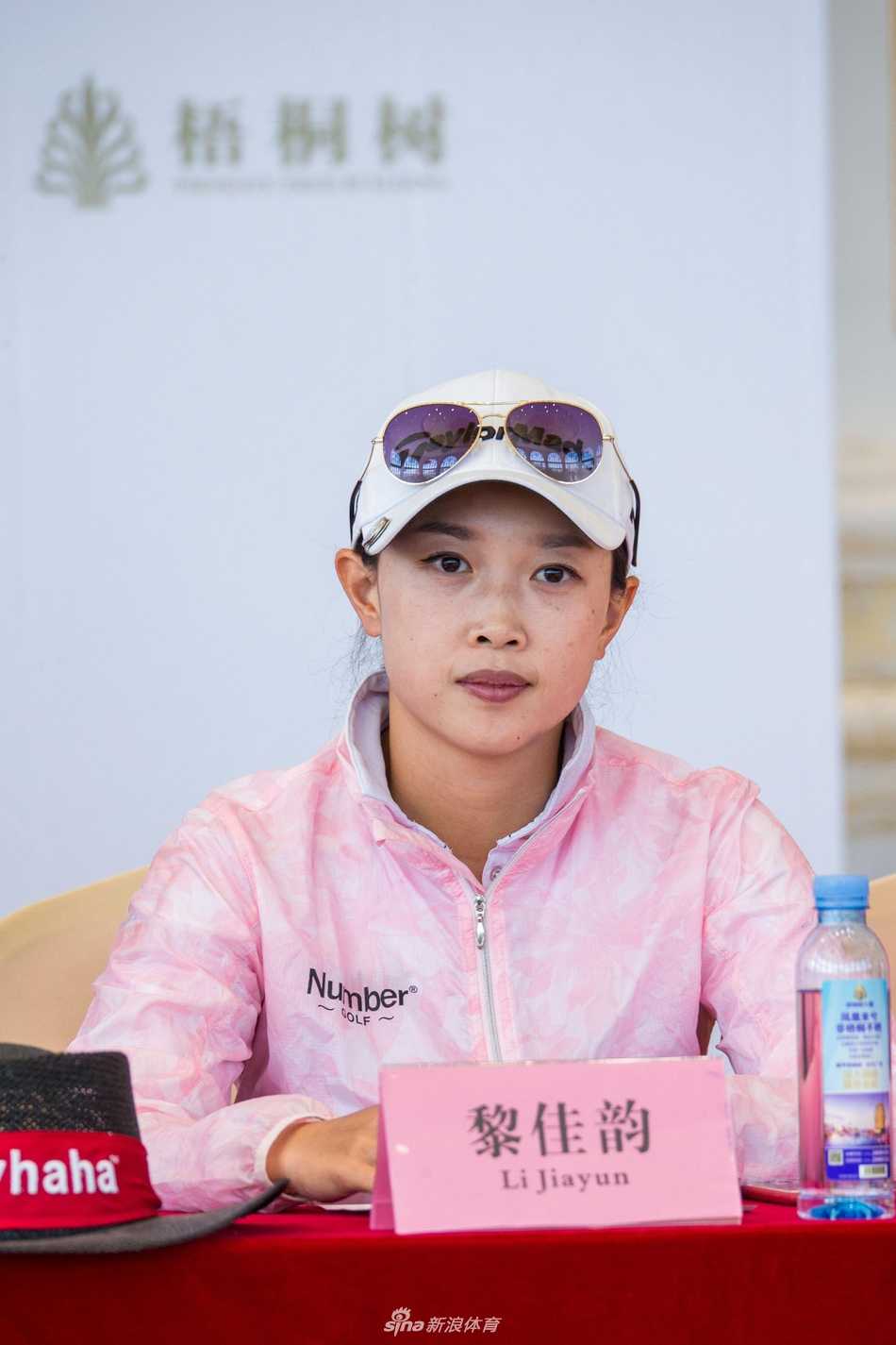 球员代表黎佳韵面带微笑，与现场嘉宾和媒体亲切互动，气氛轻松和谐。