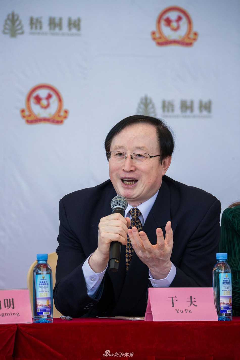 国维集团及赛事相关领导在发布会背景板前合影，展现了对赛事成功举办的坚定信心与支持。