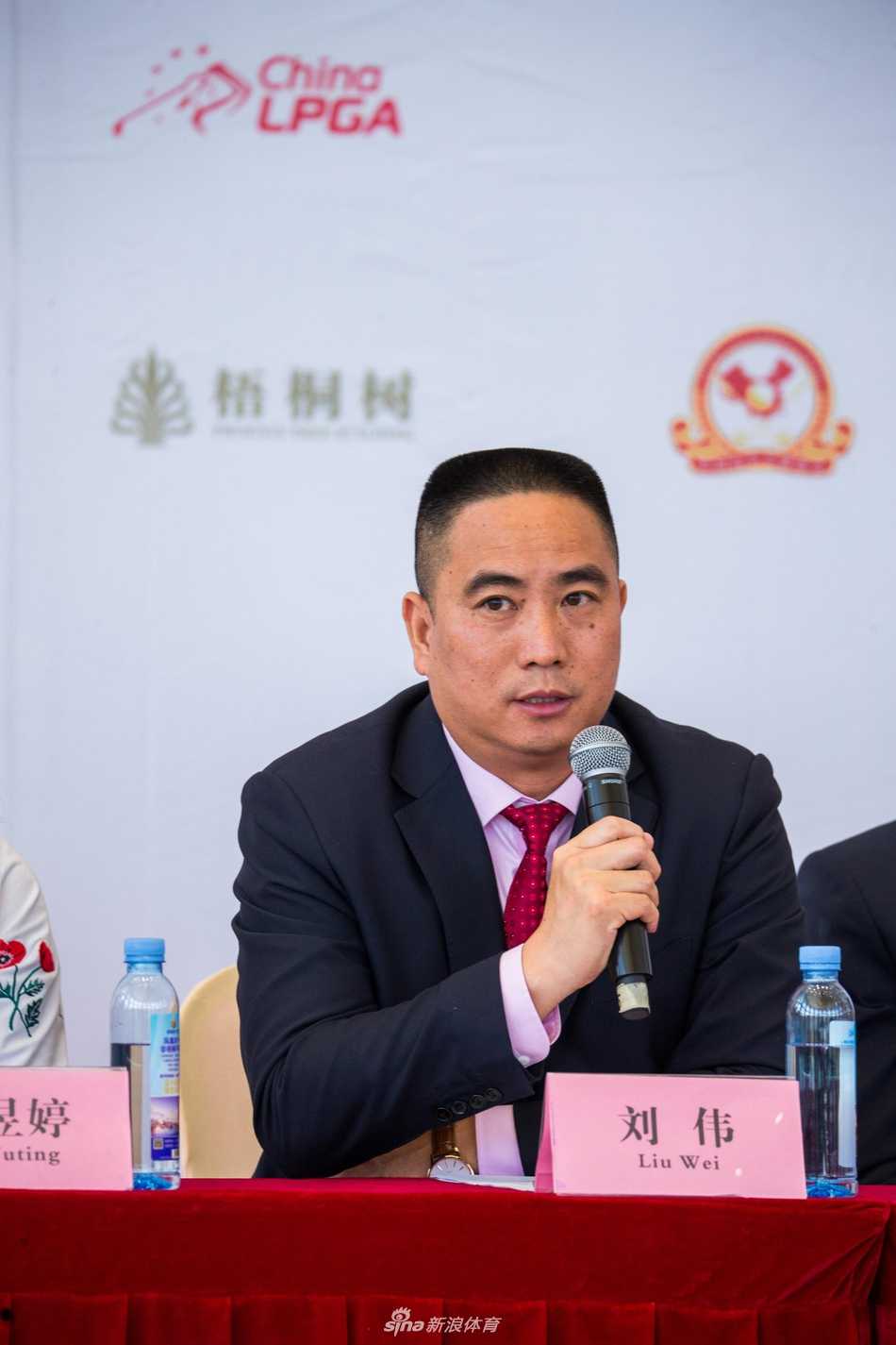 球员代表杜墨含与其他嘉宾交流，展现了中国新一代高尔夫球员的活力与风采。