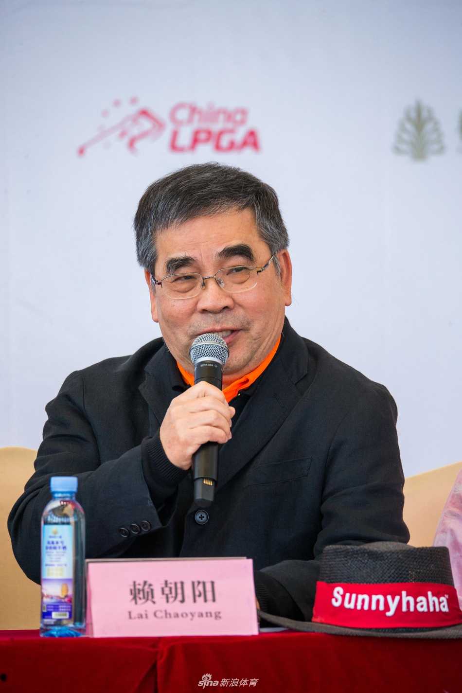 赞助商代表与赛事官员共同举杯，庆祝发布会成功召开，预祝赛事精彩纷呈。