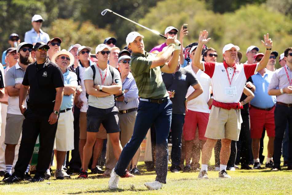 乔丹·斯皮思在澳大利亚公开赛首轮中神情专注，正准备关键一击。