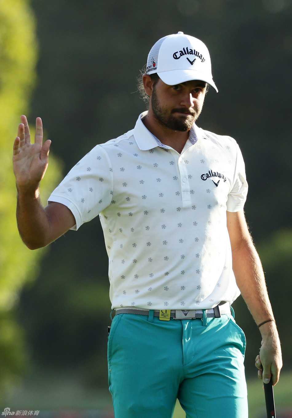 杰夫·奥格维在比赛中凝神思考，这位经验丰富的老将曾在本次比赛中占据领先位置。