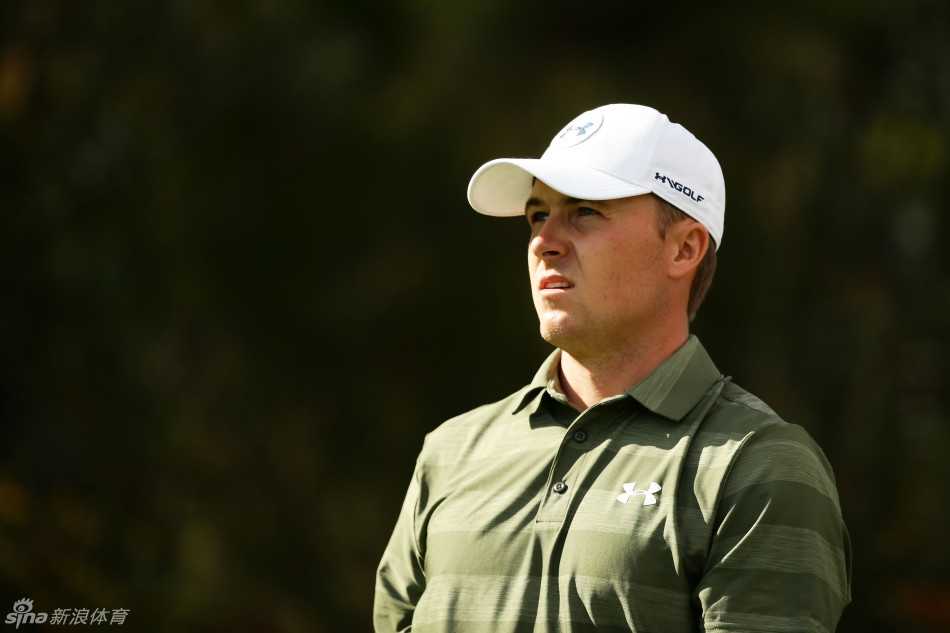 斯皮思在沙坑中沉稳观察球位，沙坑救球是他本次夺冠历程中的得意技。