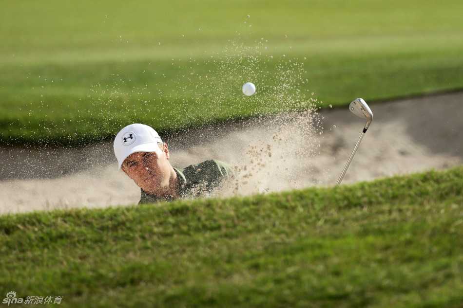 亚当·斯科特在主场观众面前优雅完成收杆动作，展现了前世界第一的风范。