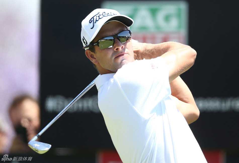 斯皮思在果岭上仔细研判推杆线路，专注的神情预示了即将到来的胜利。