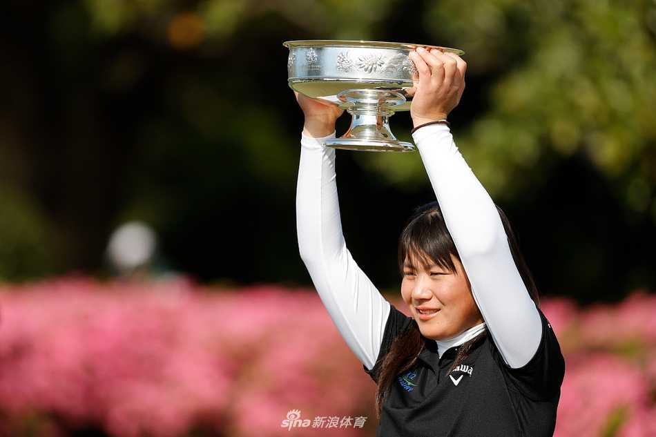 冠军推杆进洞瞬间，梶谷翼激动握拳，身后是奥古斯塔标志性的观众看台