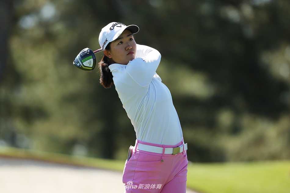 张斯洋在球道上优雅挥杆，动作流畅充满力量感