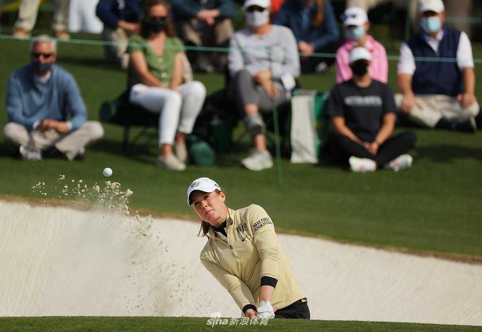 奥古斯塔俱乐部会所全景，白色的经典建筑在绿茵和鲜花的环绕中显得庄严而美丽