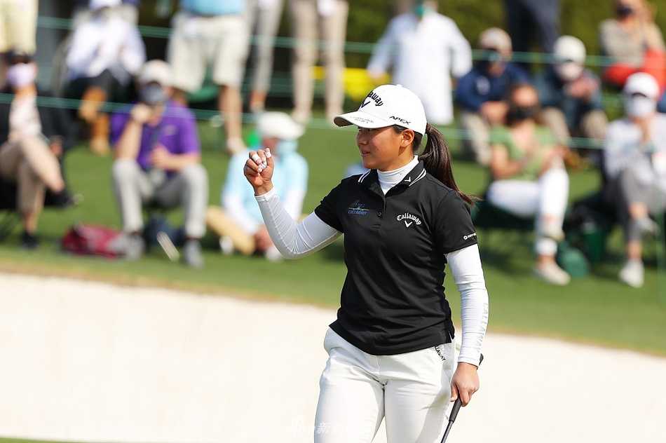 梶谷翼与亚军友好拥抱，充分体现了高尔夫运动尊重与友谊的体育精神