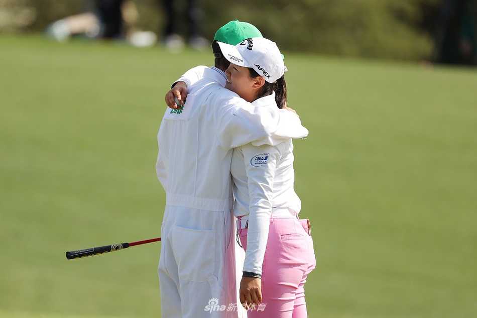 梶谷翼高高举起水晶奖杯，脸上洋溢着灿烂而自豪的笑容