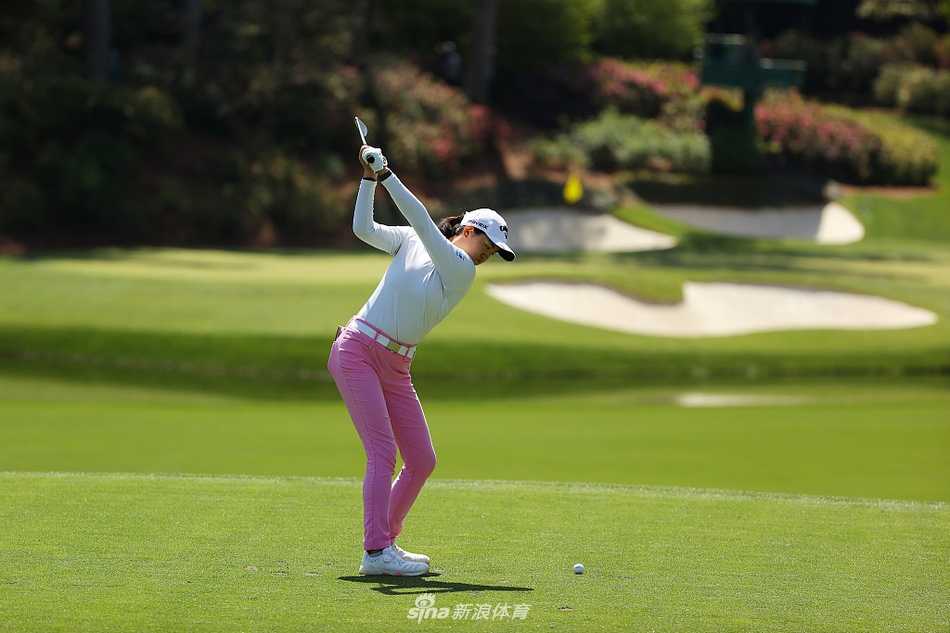 冠军梶谷翼与所有参赛球员及赛事官员的欢乐大合影，记录下这历史性的一刻