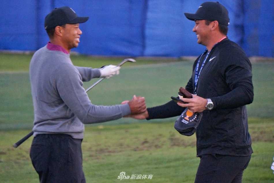 老虎伍兹在练习场聚精会神地进行一号木开球练习，身体充分扭转，展现出良好的爆发力与久违的健康状态。