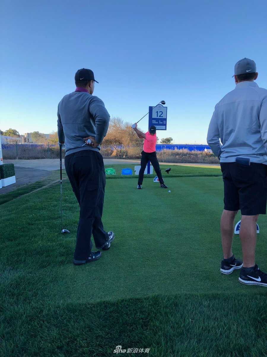 老虎伍兹在练习场完成一次标准而有力的上杆动作，身体充分扭转，背部朝向目标，展现其经典的挥杆力学。