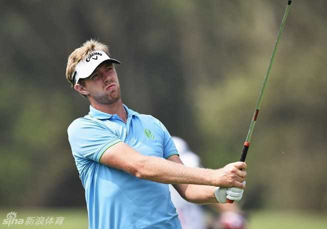 著名高尔夫球手埃文斯在果岭旁眉头紧锁，对自己刚刚的一杆推杆线路显得并不满意，目光如炬地审视着前方的球洞