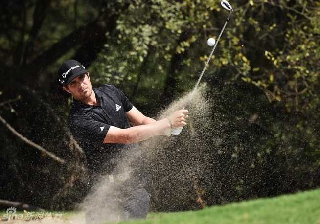 纳乔在白色沙坑中奋力挥杆，沙粒随杆头飞扬，小球应声跃出困境飞向果岭，是一场力量与技巧的华丽展示