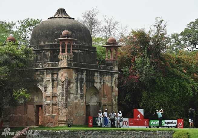 一位球员在宏伟的古典石制建筑前完成全挥杆，古老的立柱与现代的挥杆姿态形成跨越时空的对话