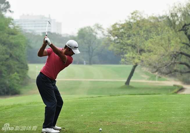 纳乔在球道上完成一次标准的全挥杆击球，杆头与小球碰撞的瞬间，身体重心完成完美转移