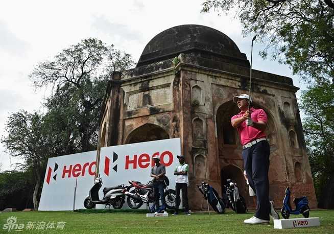 特里在球道上展现领袖气质，与同组球员交流，手势坚定，彰显出团队中备受信赖的核心风范