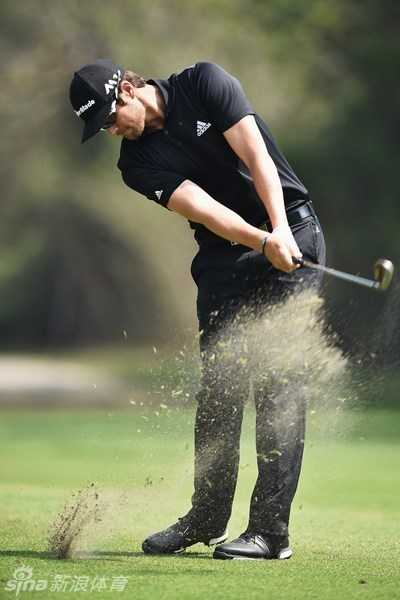 卡佩罗上杆至顶点，球杆与身体形成完美的扭矩，整个姿态如满弦之弓，积蓄着即将爆发的力量