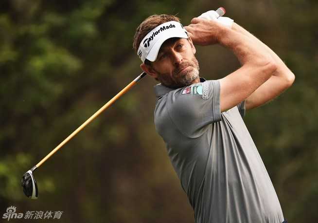 女子球员杰奎琳完成一记完美的开球后，身体保持平衡，双臂高举形成经典的收杆姿态，眼神坚定地望向球的落点