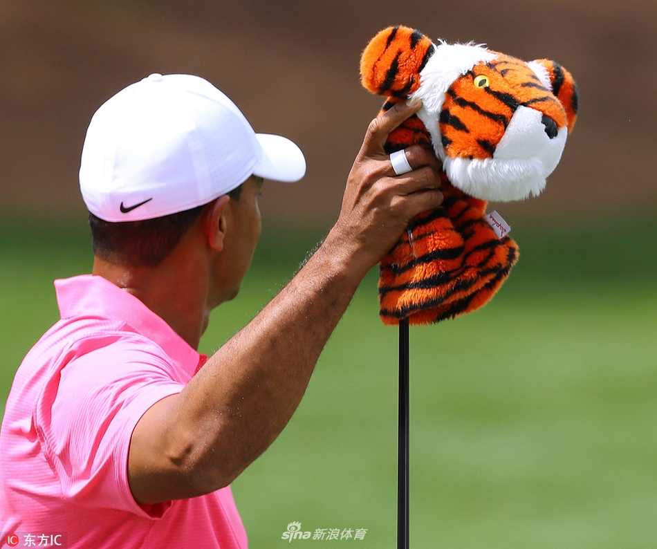 伍兹侧身挥杆的瞬间，身体展现出完美的扭转与平衡，力量与优雅在此刻凝结。