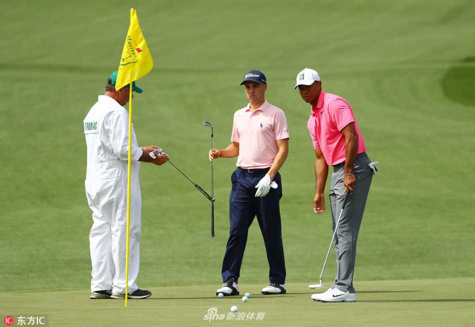 伍兹向全场热情的球迷挥手示意，笑容温暖，这一刻，王者与拥趸之间完成了无声而深刻的情感共鸣。