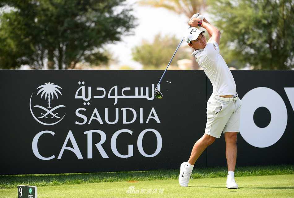 欧巡沙特国际赛巨星云集 达斯汀约翰逊领衔备战掠影 西班牙传奇西蒙尼斯面带微笑,以标志性的从容姿态进行赛前热身,尽显老将风范。