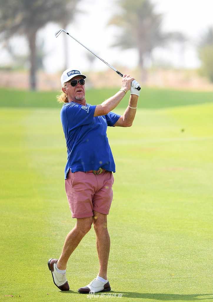 欧巡沙特国际赛巨星云集 达斯汀约翰逊领衔备战掠影 德尚博专注地使用测距设备分析球场,将科学计算融入赛前准备的每一个细节。