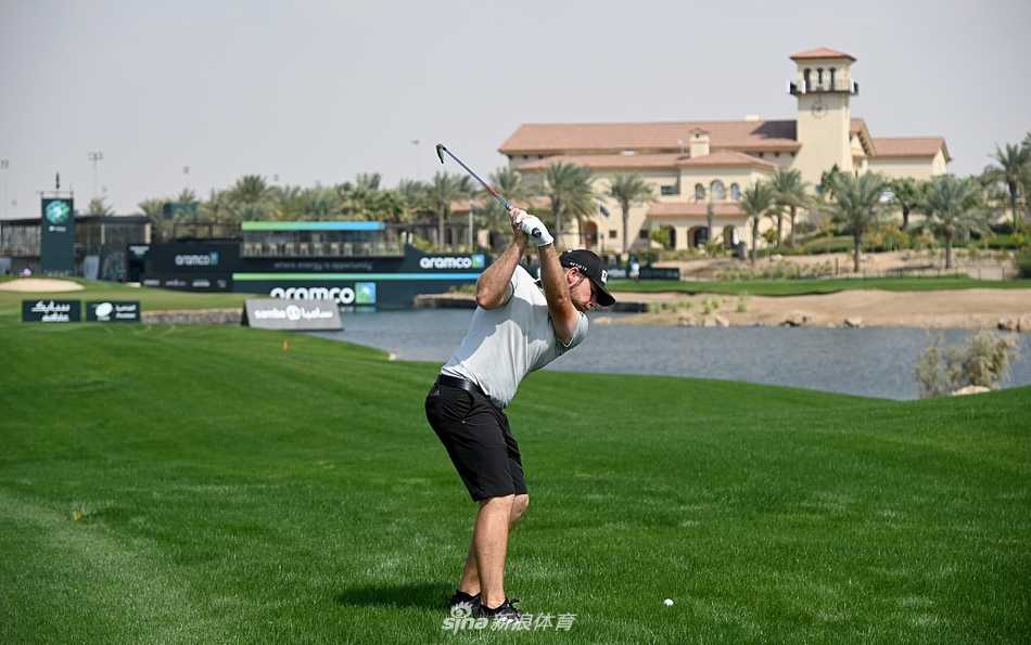 欧巡沙特国际赛巨星云集 达斯汀约翰逊领衔备战掠影 霍夫兰在练习场进行铁杆击球练习,动作流畅协调,目光坚定地望向小球飞行轨迹。