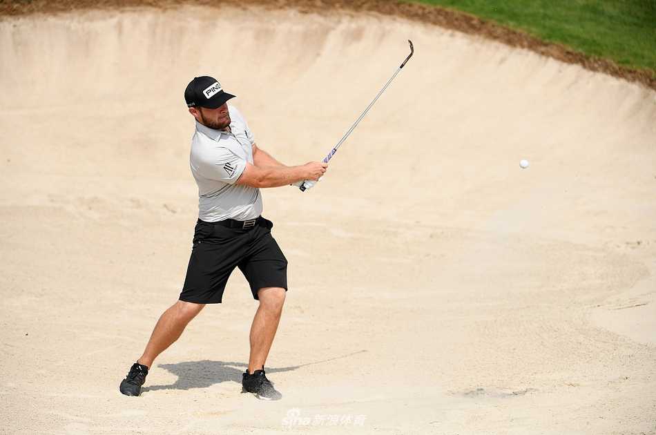 欧巡沙特国际赛巨星云集 达斯汀约翰逊领衔备战掠影 泰瑞尔·哈顿在成功推入一记长推后振臂鼓舞自己,充满激情与斗志。