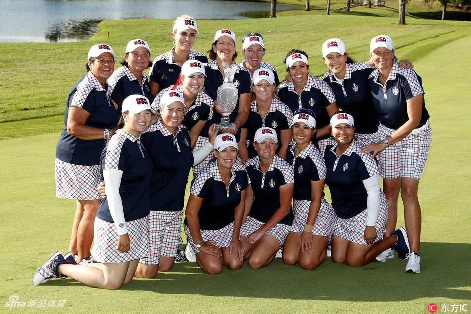 莉齐·萨拉斯在果岭上振臂欢呼，锁定胜局的关键一推让她激情迸发，身后是欢呼的队友与广阔的球场