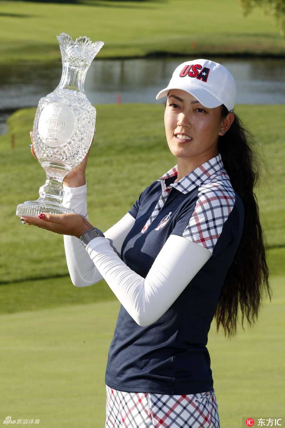 莱克西·汤普森在长草中冷静观察球位，专注的眼神透露着她绝不放弃的斗志