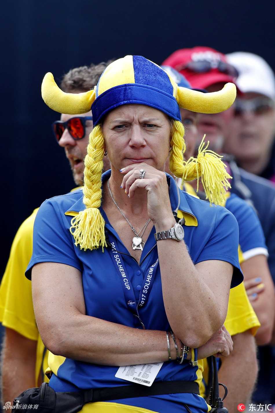 美国队全体成员在果岭上相拥庆祝，红色队服汇成欢乐的海洋，香槟喷洒出胜利的喜悦