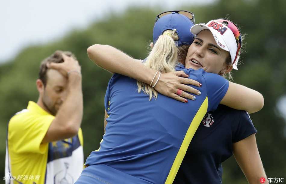 欧洲队悍将卡罗莱纳·希甘达正专注地为开球架Tee，凝重的表情展现了大赛的紧张与职业的态度