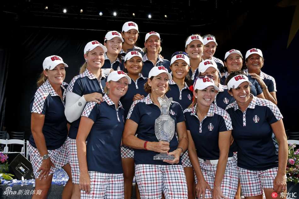 索尔海姆杯冠军奖杯在绿茵茵的果岭上静静矗立，等待着它的主人，象征着至高无上的团队荣誉