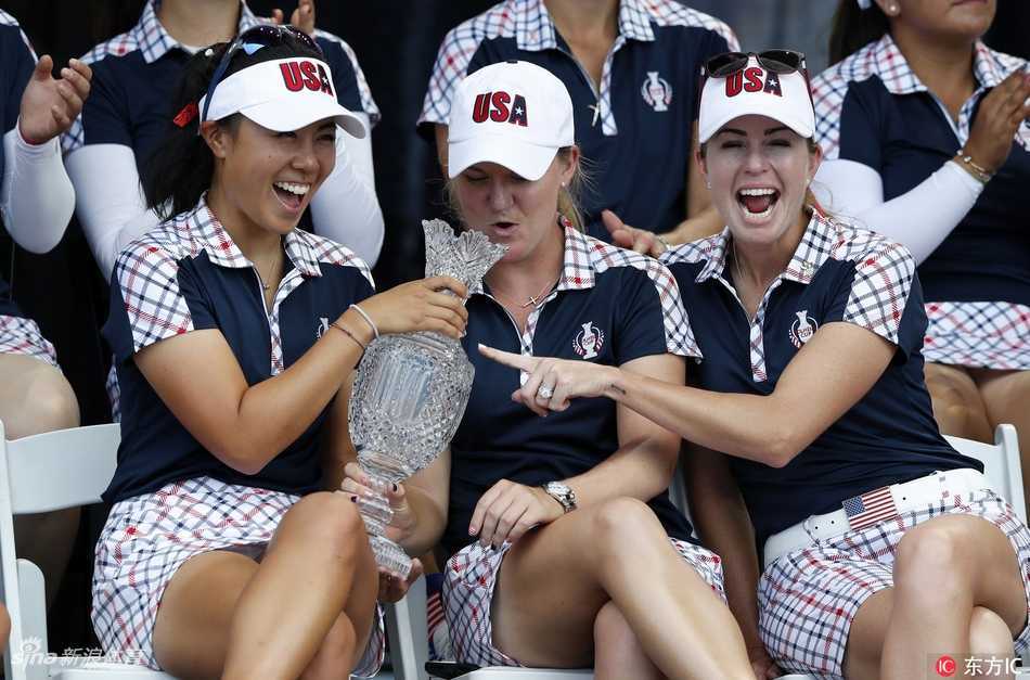 美国队核心球员在人群中绽放灿烂笑容，手持国旗与队友分享卫冕成功的无上荣耀