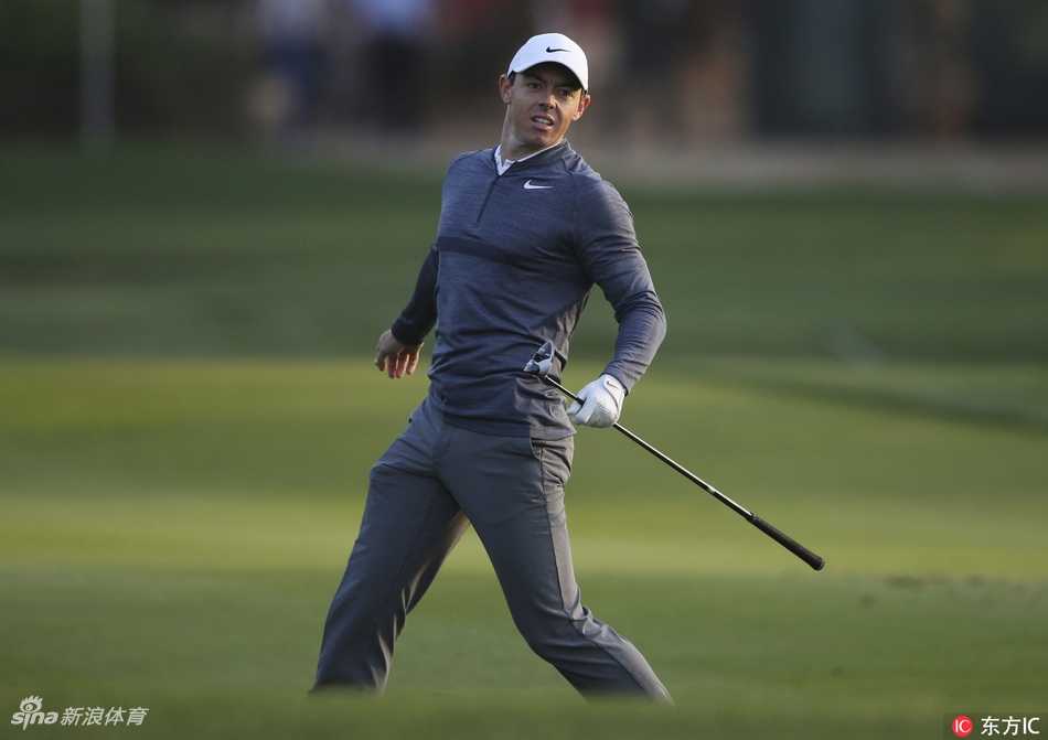 卫冕冠军弗利特伍德在阿布扎比锦标赛首轮比赛中，正专注地进行推杆，其稳健的表现让他取得并列领先。