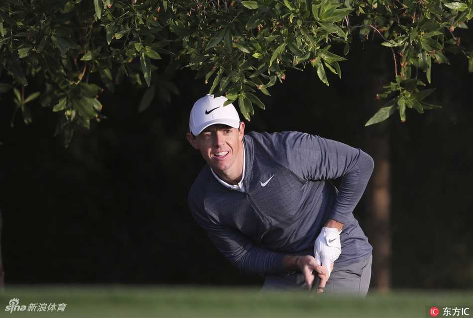 达斯汀·约翰逊在练习场专注练球，为接下来的比赛调整状态，他在首轮的表现未尽如人意。