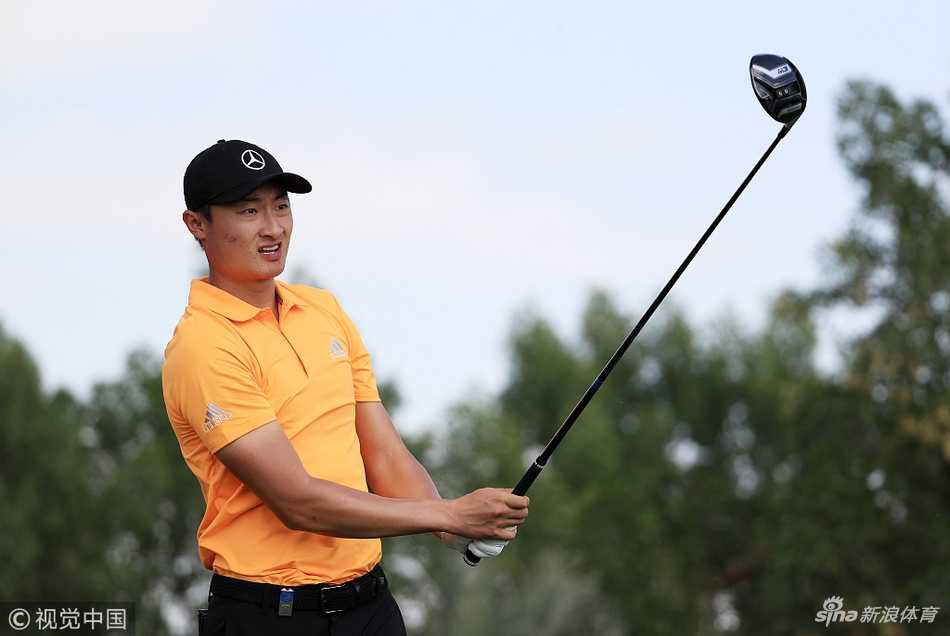 李昊桐在阿布扎比锦标赛的开球时刻，这是他首次参加本项赛事，正在积极调整比赛状态。