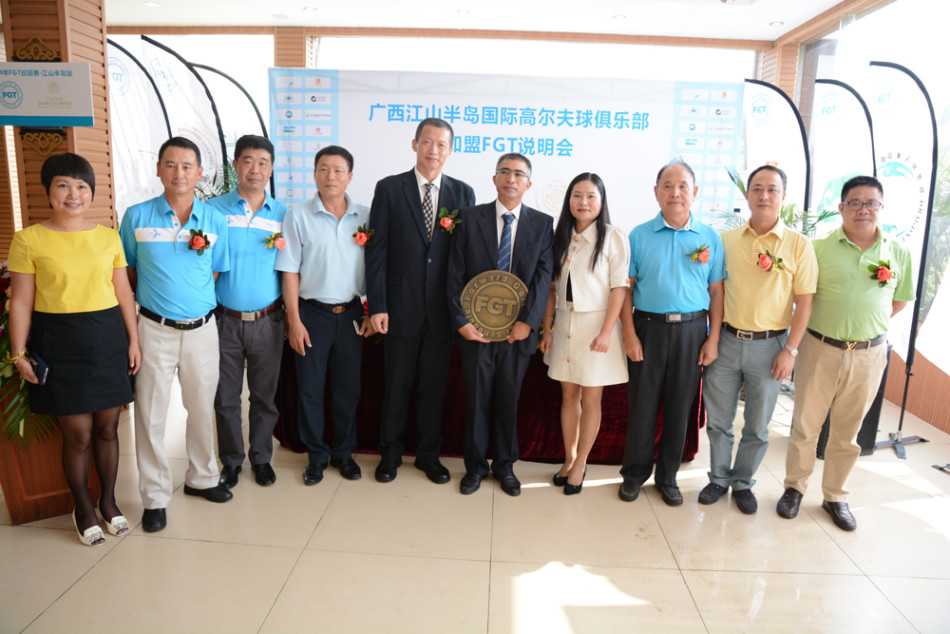 嘉宾们身着优雅正装，在签名墙前留下灿烂笑容与珍贵合影，正式拉开高球盛宴的序幕