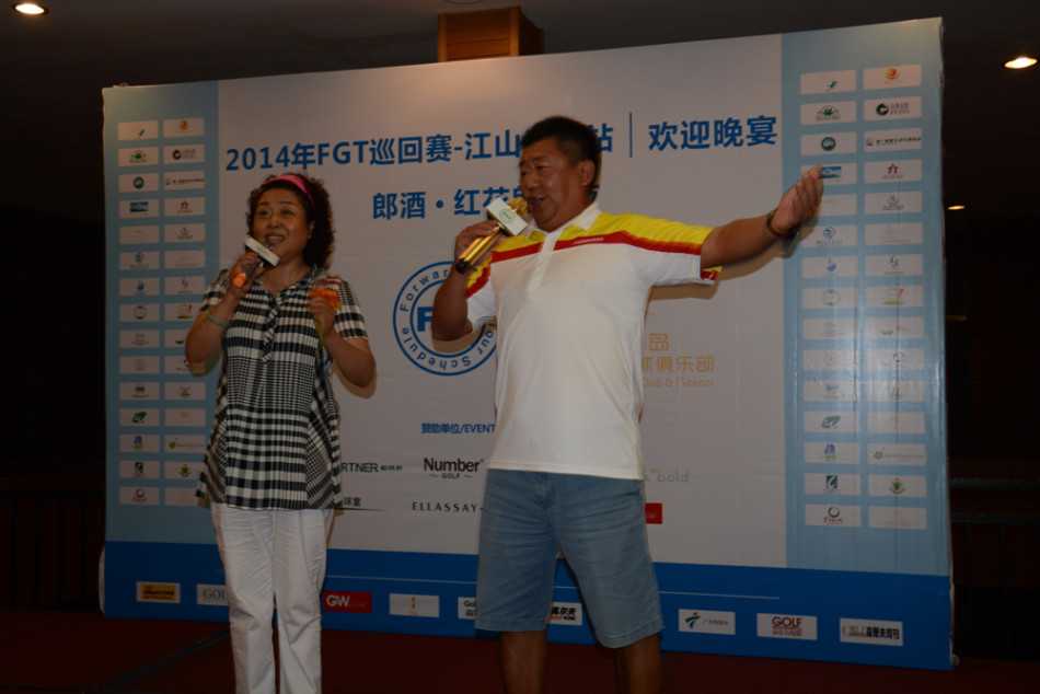 嘉宾手持香槟塔，将金色的酒液缓缓注入叠起的酒杯中，气泡升腾寓意着赛事圆满与未来的蓬勃生机