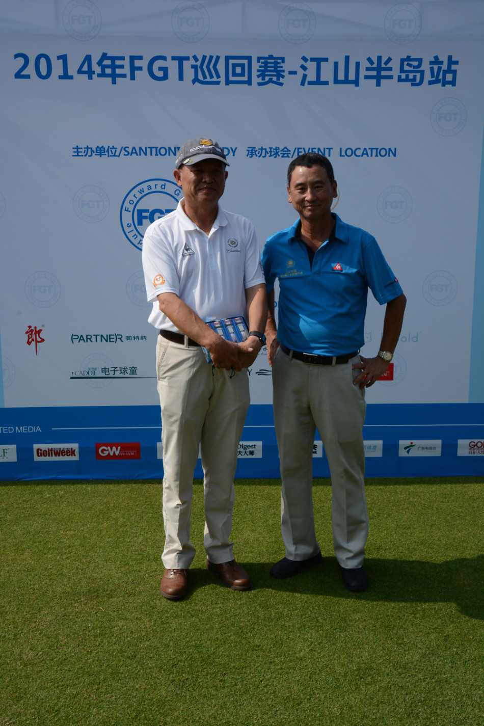 两位企业代表在球会典雅的环境下握手合影，背景是签署完毕的合作文件，寓意着赛事促成的重要成果